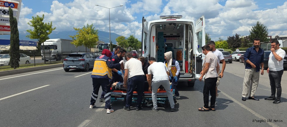 Ana Yola Çıkan Otomobil Motosiklete Çarptı: 2 Yaralı