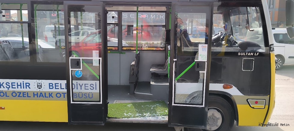 Ani fren yapan halk otobüsünün camını kırdı