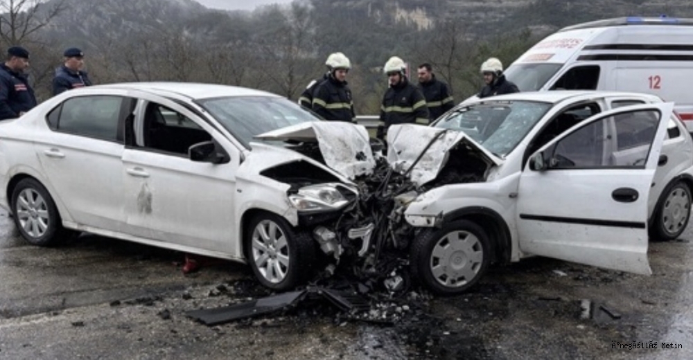 Antalya’da Bir Kaza Daha: İki Otomobil Kafa Kafaya Çarpıştı, 6 Kişi Hayatını Kaybetti