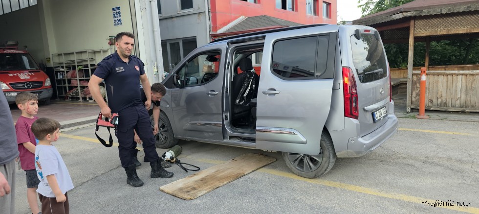 Aracın Altına Sıkışan Kedi İtfaiye Ekiplerince Kurtarıldı