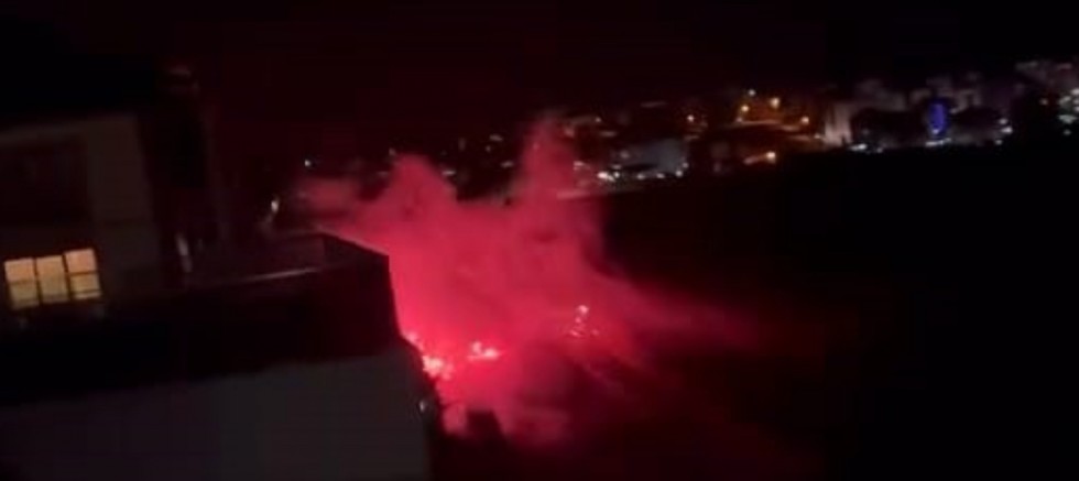 Araçtan atılan havai fişek yangına yol açtı