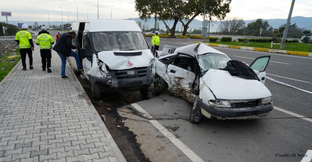 Balıkesir'de işçi servisi ile otomobil çarpıştı: 1 ölü, 4 yaralı