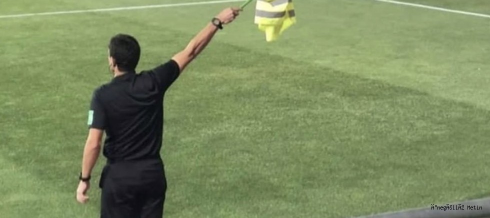 Bayrağını Unuttu, Süpürge Sapıyla Maça Çıktı