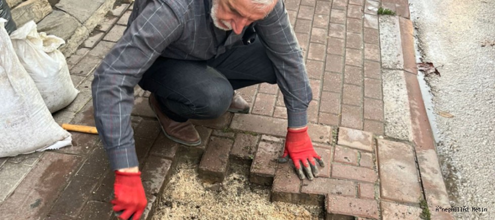Belediyenin yapamadığını esnaf yaptı: “Yaşlı kadınlar bu çukurda düşüyordu”