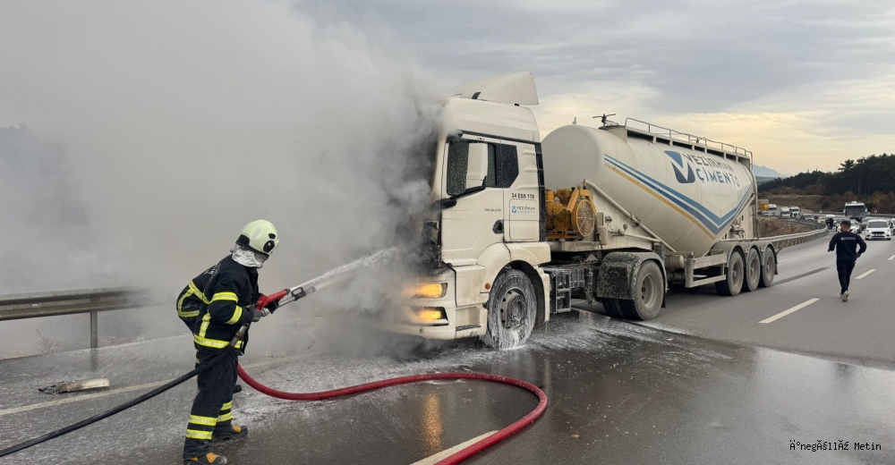 Bilecik'te seyir halindeki beton mikseri bir anda alev aldı
