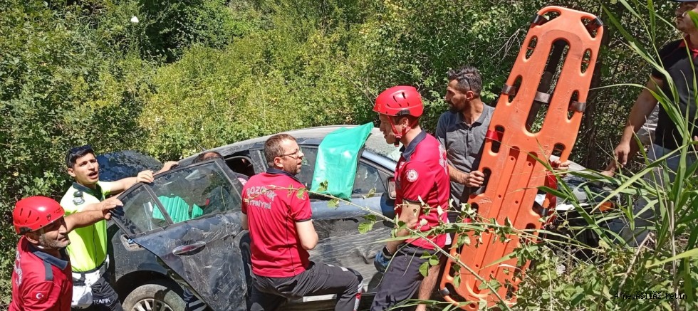 Bozüyük'te şarampole devrilen otomobildeki 3 kişi yaralandı
