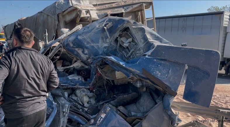 Bursa çevre yolunda Bariyerlere saplanıp demir yığınına dönen kamyon kabininde can pazarı