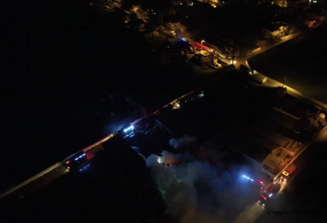 Bursa'da ahşap palet fabrikasındaki yangın kontrol altına alındı