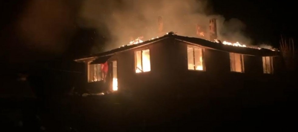 Bursa'da alevli gece...Köy evi alevlere teslim oldu