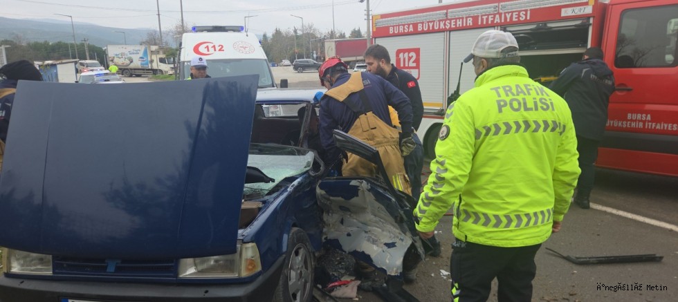 Bursa’da Kamyonet ters yönden gelen TOFAŞ otomobile çarptı