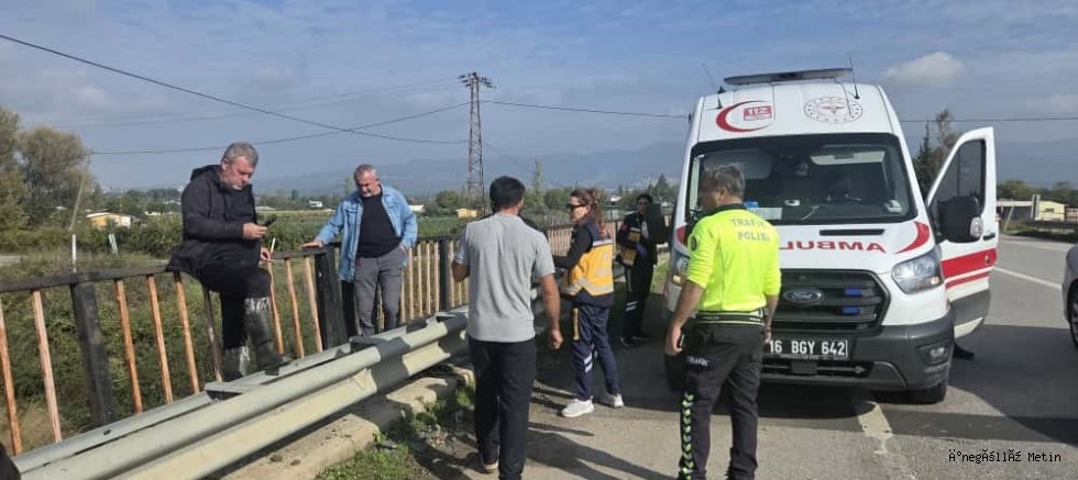 Bursa’da Kontrolden çıkan kamyonet köprü demirlerine saplandı