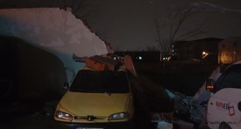 Bursa'da lodos duvarı devirdi, altında kalan 10 araç hasar gördü