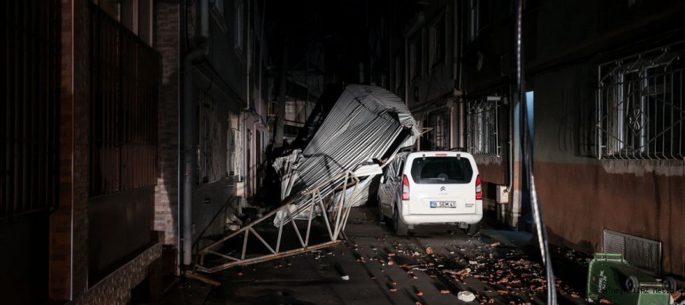 Bursa'da rüzgar nedeniyle binanın çatısının uçması güvenlik kamerasına yansıdı