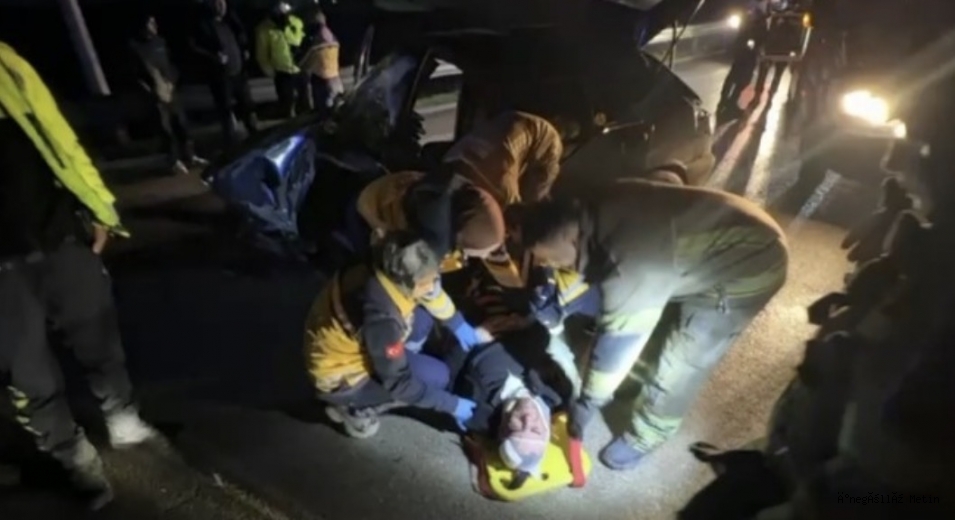 Bursa'da sabah saatlerinde korkunç kaza: Bariyerlere çarpan araçta 2 kişi ağır yaralandı