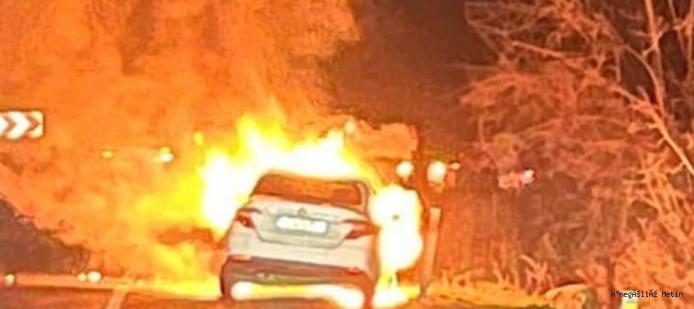 Bursa'da seyir halindeki otomobil alev alev yandı
