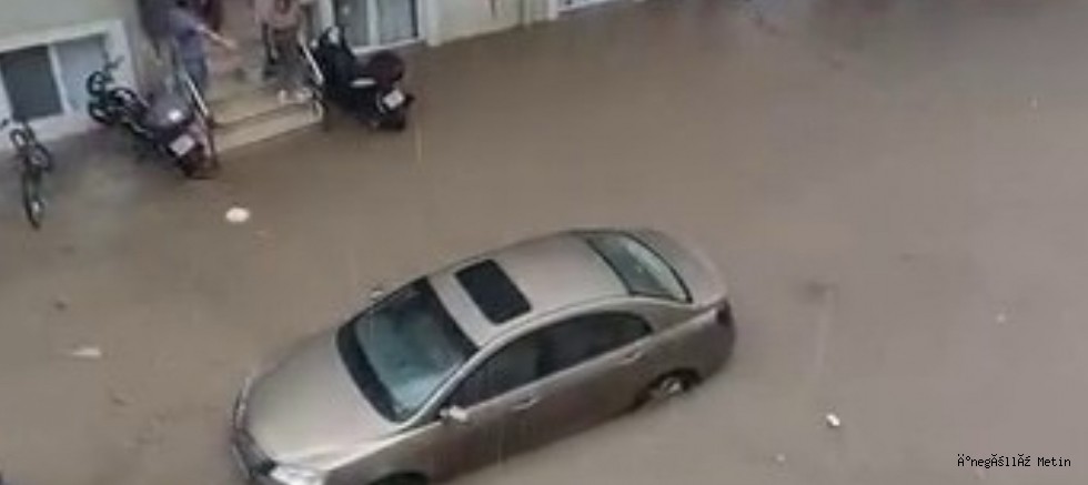 Bursa’yı sağanak vurdu, cadde ve sokaklar sular altında kaldı