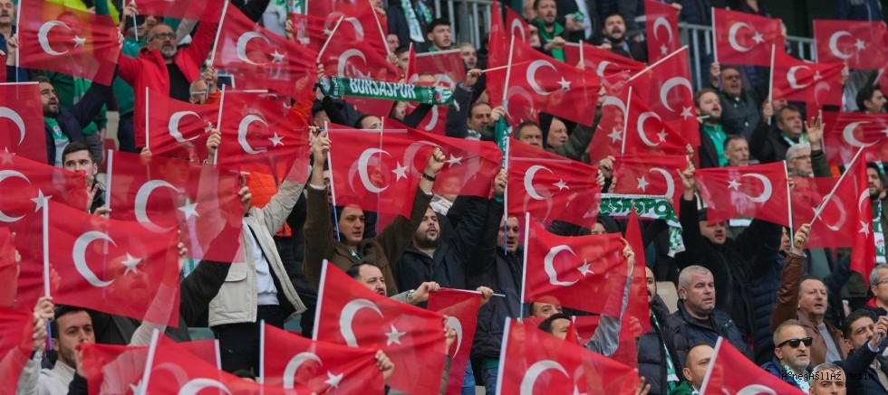 Bursaspor tribünleri Türk bayraklarıyla donatıldı