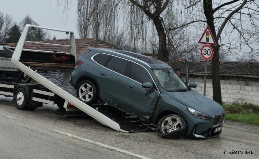 Direksiyon hâkimiyetini kaybeden cip refüje çarptı, gençler olay yerinden uzaklaştı