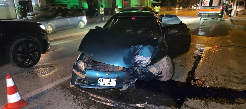 Gece Yarısı Kaza: Otomobil Direğe Çarptı, 3 Yaralı