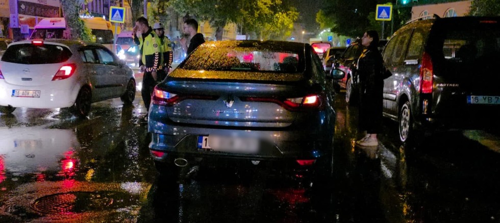 Dondurma Aldıktan Sonra Otomobil Çarptı