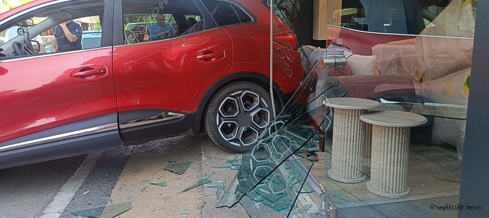 Edirne'de Otomobil mobilya mağazasına daldı, facia ucuz atlatıldı