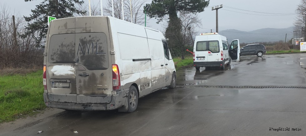 Ekmek almak için indiği sırada araç çarptı: Servis şoförü yaralandı