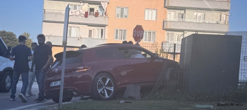 Ertuğrulgazi Caddesi’nde Kontrolden Çıkan Otomobil Trafoya Çarptı