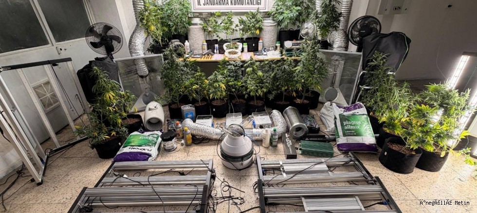 Evini uyuşturucu imalathanesine çevirdi, jandarma operasyonuyla yakalandı