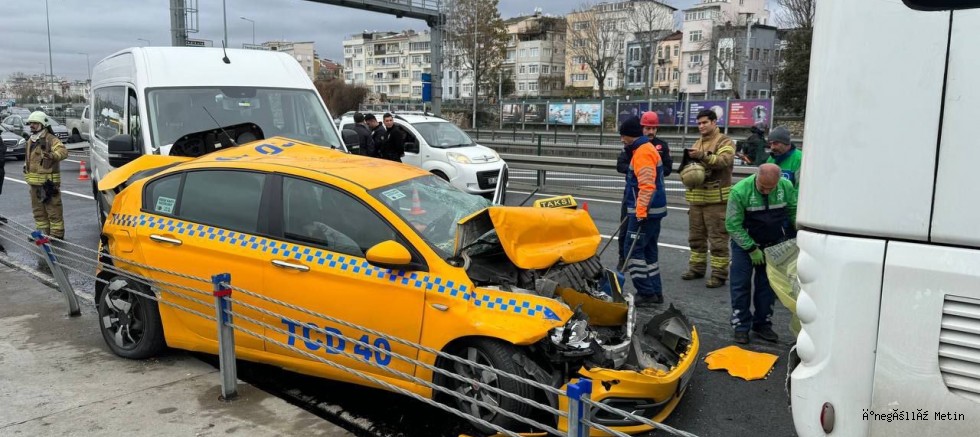 Fatih'te servis minibüsünün çarptığı taksinin sürücüsü yaralandı