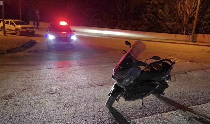 Freni Tutmayan Motosiklet Devrildi: Sürücü Yaralandı