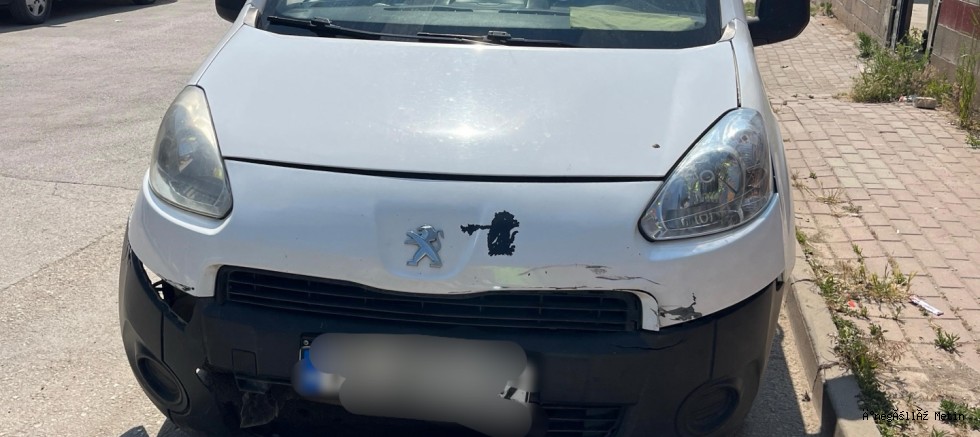 Hafif ticari araca çarpan motosiklet sürücüsü ağır yaralandı
