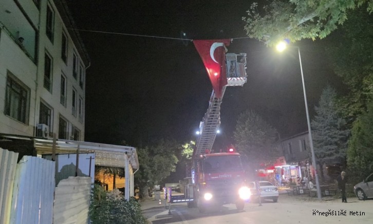 İnegöl Cerrah’ta Gece Yarısı Bayrak Duyarlılığı
