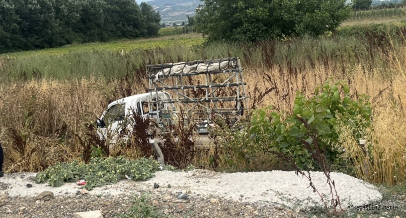 İnegöl Çıkışında Lastiği Patlayan Otomobil Tarlaya Uçtu