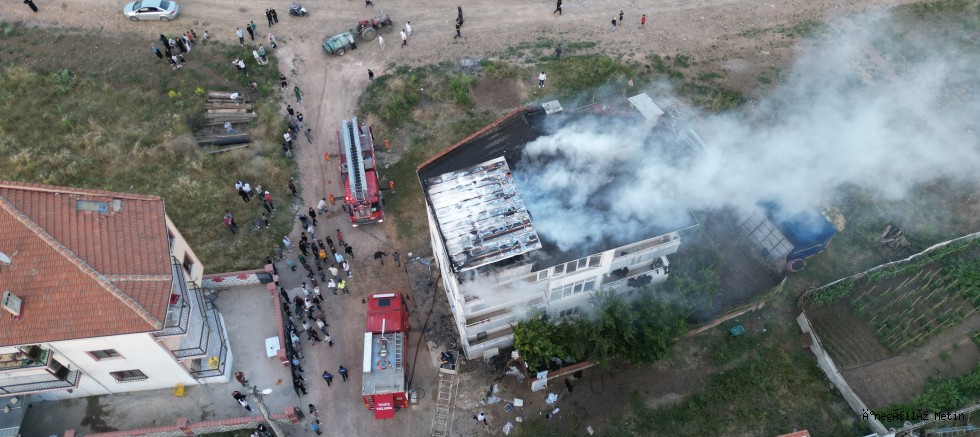 İnegöl’de 3 Katlı Binanın Çatı Katında Yangın: 1 Kişi Hastaneye Kaldırıldı