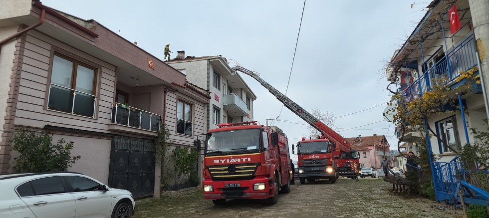 İnegöl’de 4 Katlı Binanın Çatısında Yangın Paniği