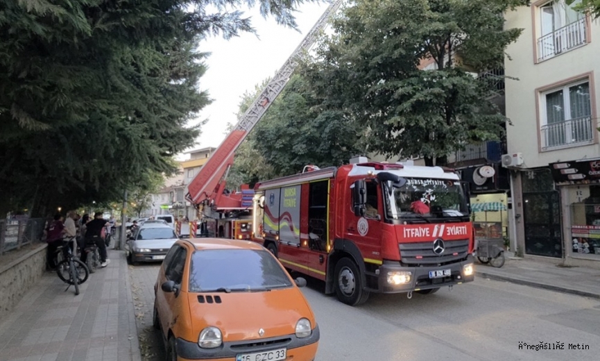İnegöl’de 4 Katlı Binanın Çatısında Yangın