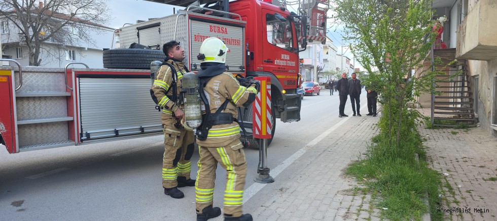 İNEGÖL’DE APARTMAN YANGINI PANİĞE NEDEN OLDU
