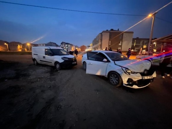 İnegöl'de araçlar çarpıştı: 2 yaralı