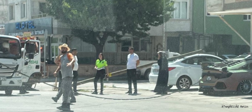 İnegöl’de AVM Yakınında Elektrik Direği Devrildi: Araç Zarar Gördü