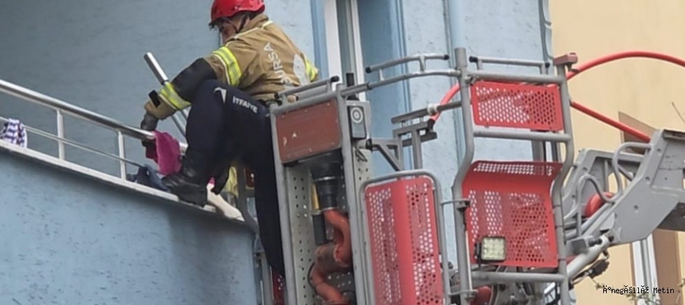 İnegöl’de Balkonda Mahsur Kalan Yaşlı Kadını İtfaiye Kurtardı