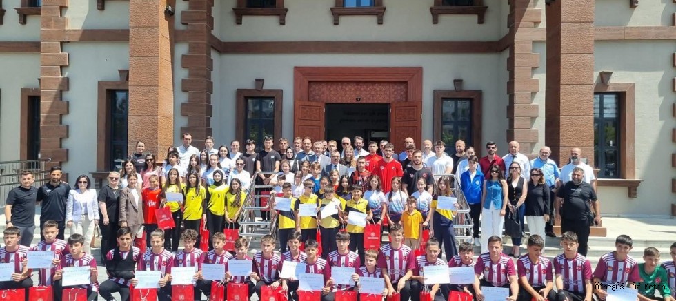 İnegöl’de Başarılı Öğrenciler Kaymakam Arslan Tarafından Ödüllendirildi