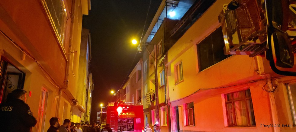 İnegöl’de  binanın çatısında çıkan yangın korkuttu