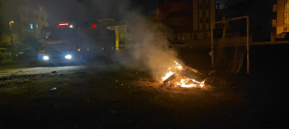 İnegöl’de Boş Araziye Bırakılan Koltuklar Ateşe Verildi