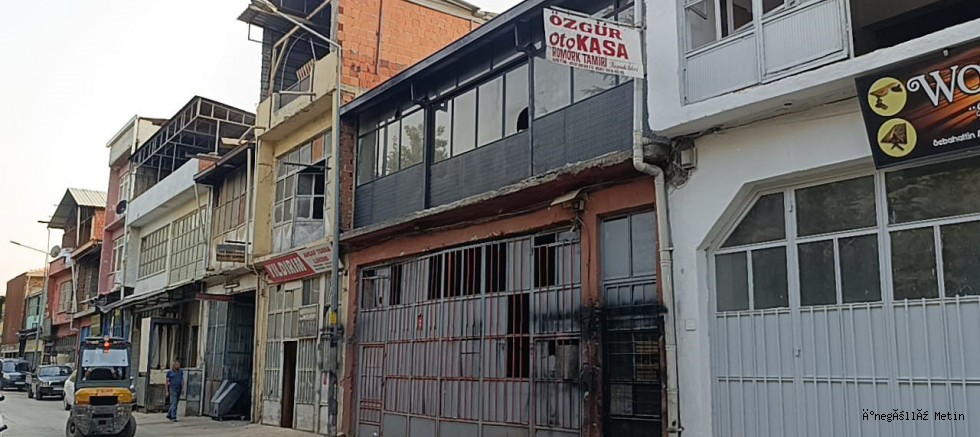 İnegöl’de  çatı çöktü: 29 yaşındaki genç ağır yaralandı