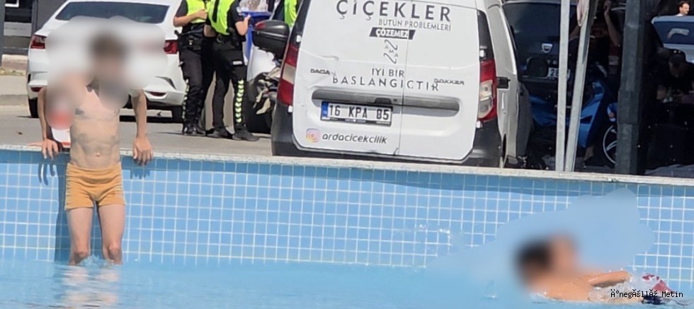 İnegöl’de Çocuklar Süs Havuzunda Serinledi, Tehlikeye Aldırış Etmediler