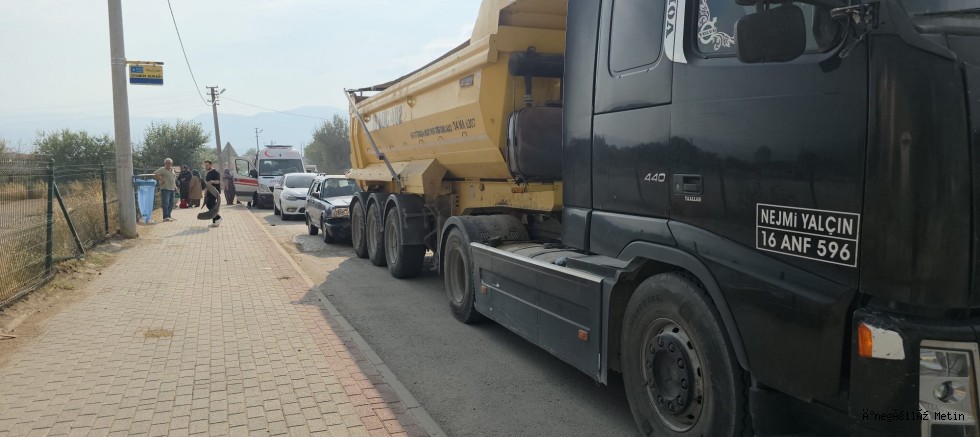 İnegöl’de Freni Tutmayan Otomobil Tıra Çarptı: 4 Yaralı