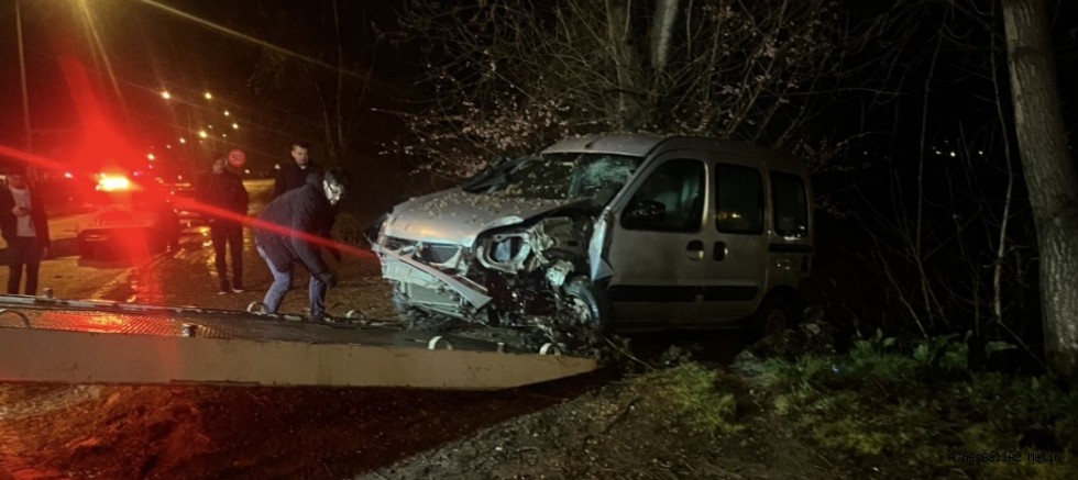 İnegöl’de hafif ticari araç ağaçlık alana savruldu: 2 yaralı 