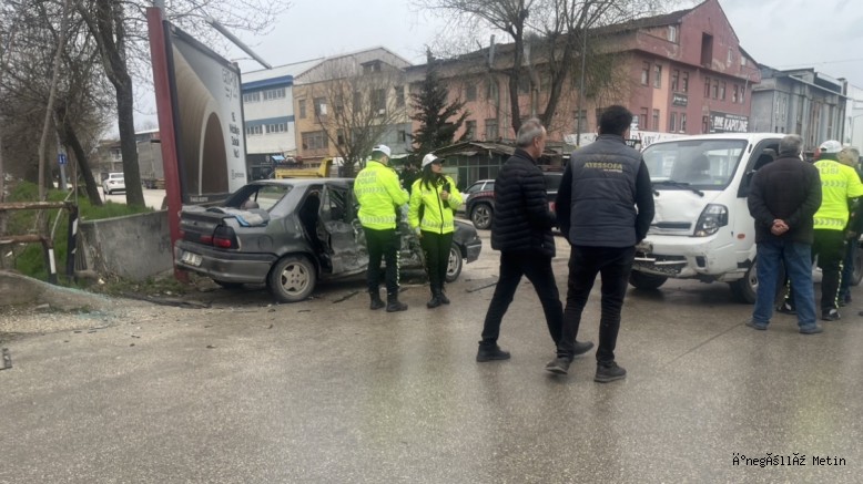 İNEGÖL’DE İKİ ARAÇ ÇARPIŞTI: 9 YARALI