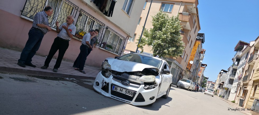 İnegöl’de  otomobiller çarpıştı: 3 yaralı