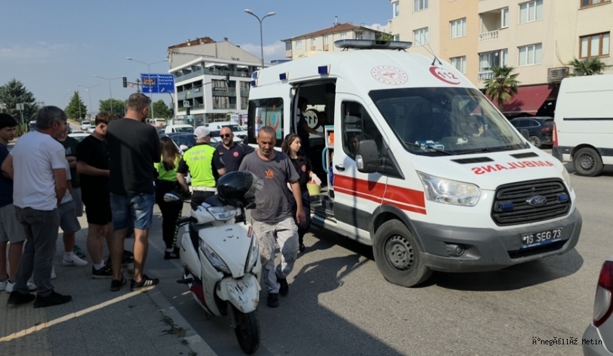 İnegöl’de İki Otomobilin Arasında Kalan Motosikletli Yaralandı